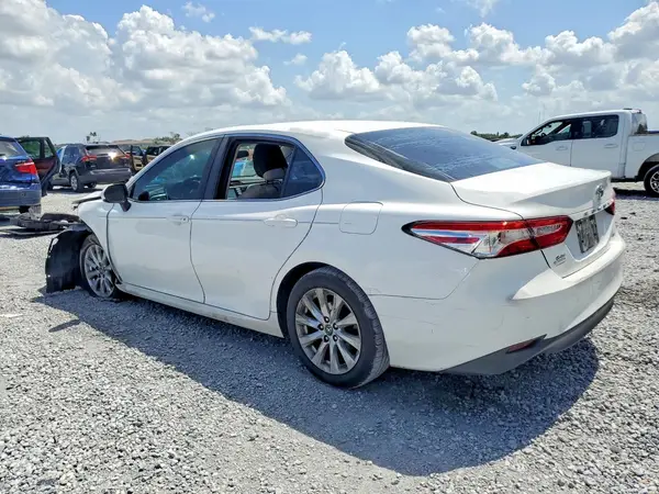 4T1B11HK4JU573555 2018 TOYOTA CAMRY - Image 2