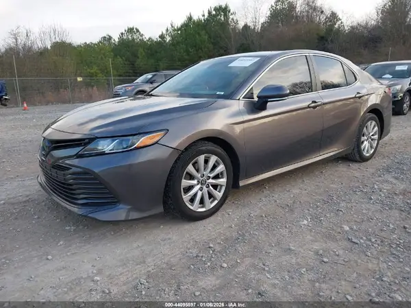 4T1B11HK4JU574026 2018 TOYOTA CAMRY - Image 2