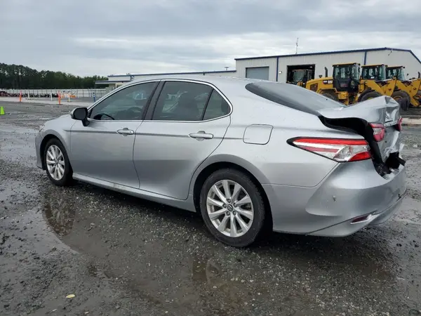 4T1B11HK4JU574768 2018 TOYOTA CAMRY - Image 2