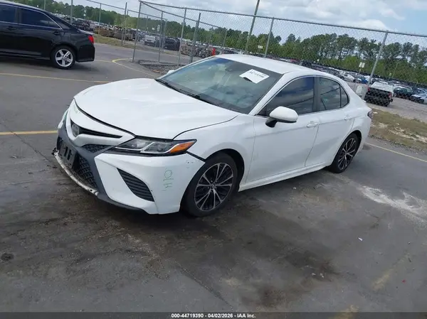 4T1B11HK4JU577590 2018 TOYOTA CAMRY - Image 2