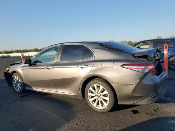 4T1B11HK4JU579758 2018 TOYOTA CAMRY - Image 2