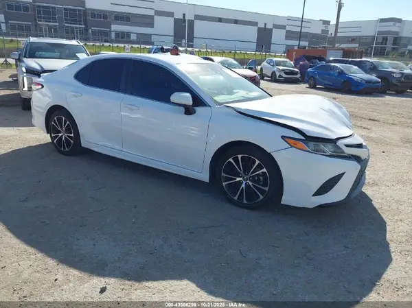 4T1B11HK4JU580831 2018 TOYOTA CAMRY - Image 1