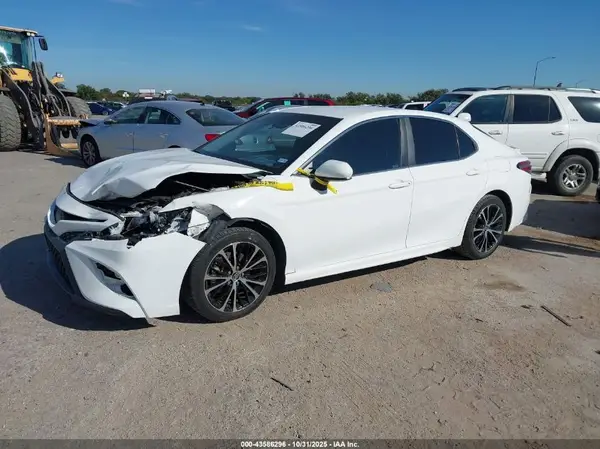 4T1B11HK4JU580831 2018 TOYOTA CAMRY - Image 2