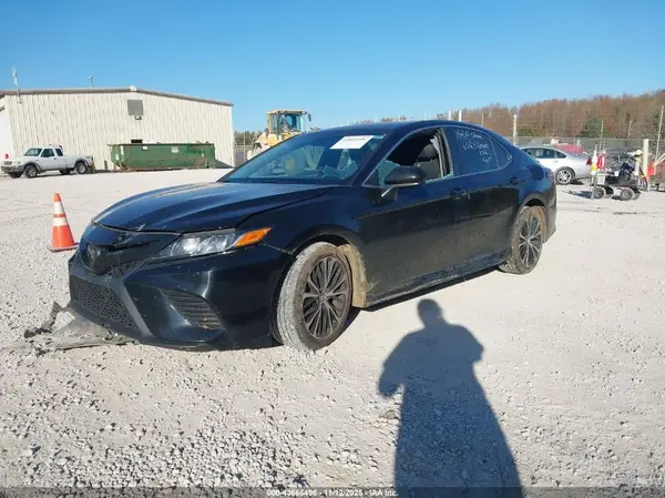 4T1B11HK4JU581784 2018 TOYOTA CAMRY - Image 2