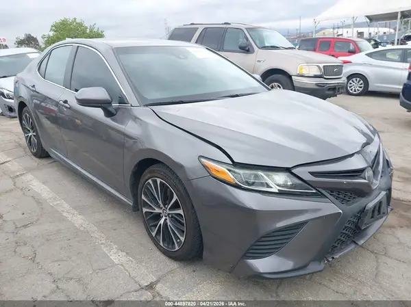 4T1B11HK4JU581963 2018 TOYOTA CAMRY - Image 1