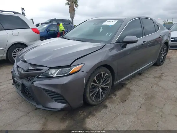 4T1B11HK4JU581963 2018 TOYOTA CAMRY - Image 2