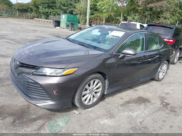 4T1B11HK4JU582126 2018 TOYOTA CAMRY - Image 2