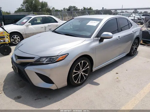 4T1B11HK4JU582479 2018 TOYOTA CAMRY - Image 2