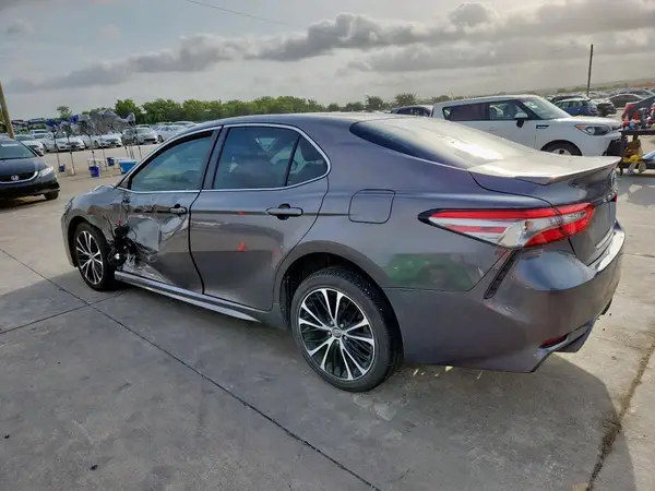 4T1B11HK4JU582613 2018 TOYOTA CAMRY - Image 2