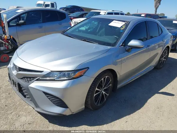 4T1B11HK4JU584250 2018 TOYOTA CAMRY - Image 2