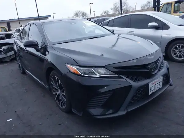 4T1B11HK4JU585155 2018 TOYOTA CAMRY - Image 1