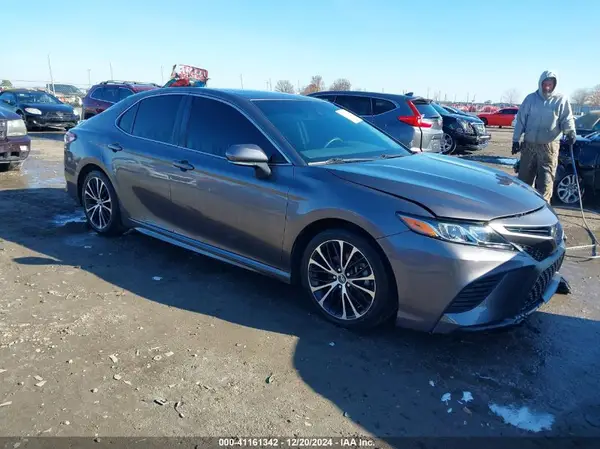 4T1B11HK4JU585740 2018 TOYOTA CAMRY - Image 1