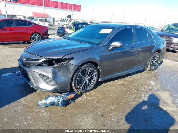 4T1B11HK4JU585740 2018 TOYOTA CAMRY - Image 2