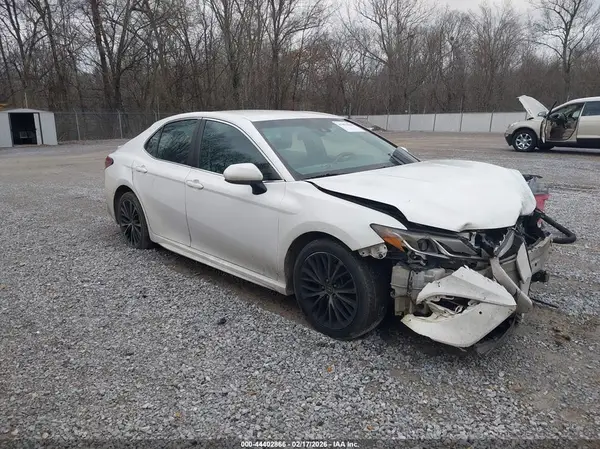 4T1B11HK4JU586726 2018 TOYOTA CAMRY - Image 1