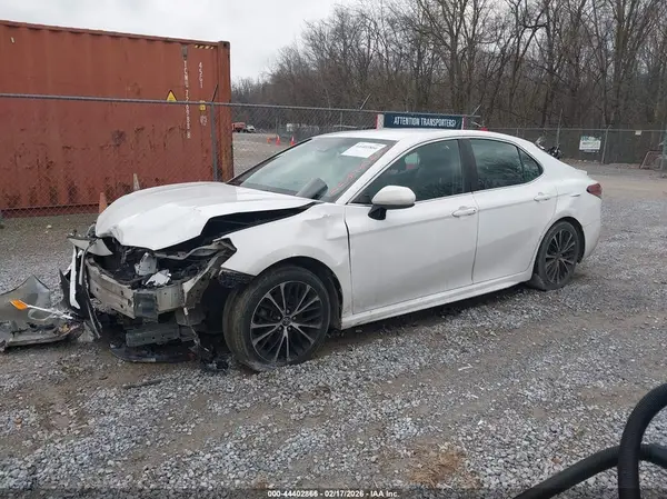4T1B11HK4JU586726 2018 TOYOTA CAMRY - Image 2