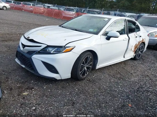 4T1B11HK4JU588220 2018 TOYOTA CAMRY - Image 2
