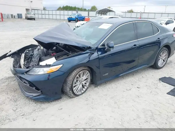 4T1B11HK4JU588668 2018 TOYOTA CAMRY - Image 2