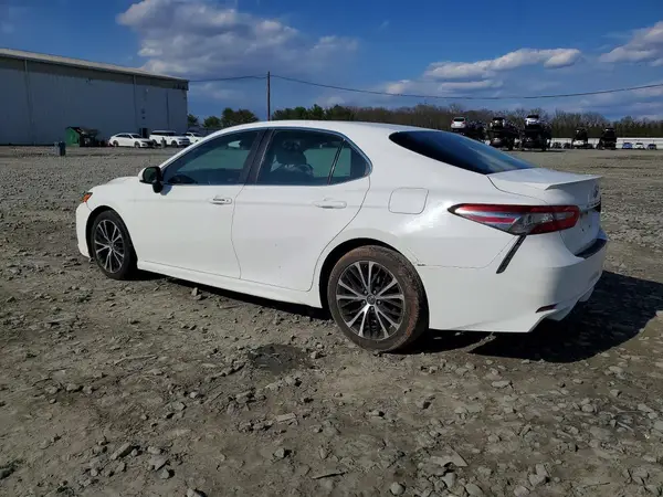 4T1B11HK4JU590453 2018 TOYOTA CAMRY - Image 2