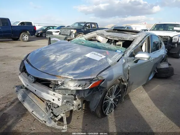 4T1B11HK4JU592140 2018 TOYOTA CAMRY - Image 2