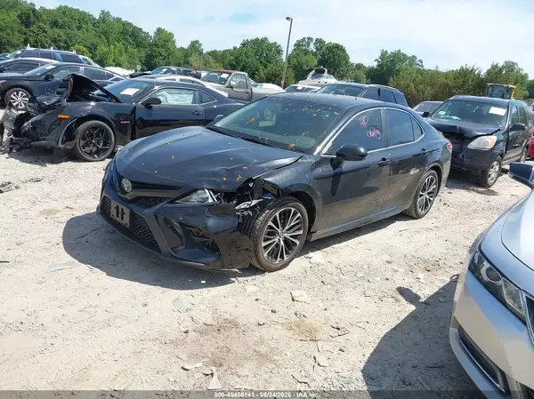4T1B11HK4JU599069 2018 TOYOTA CAMRY - Image 2