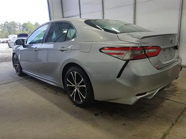 4T1B11HK4JU606831 2018 TOYOTA CAMRY - Image 2