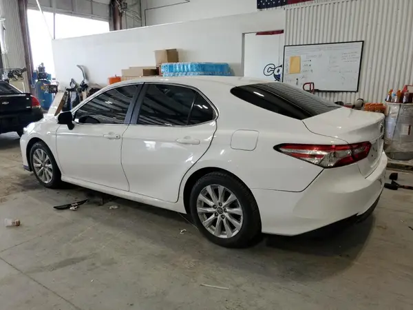 4T1B11HK4JU610278 2018 TOYOTA CAMRY - Image 2