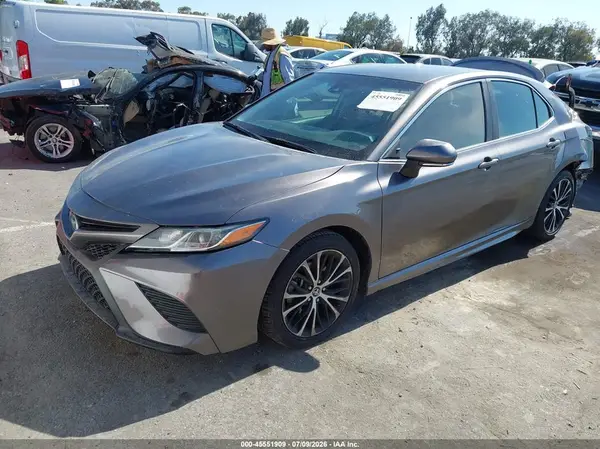 4T1B11HK4JU610460 2018 TOYOTA CAMRY - Image 2