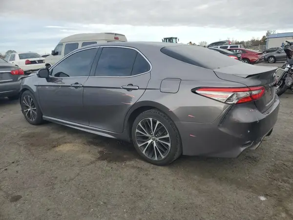 4T1B11HK4JU613617 2018 TOYOTA CAMRY - Image 2