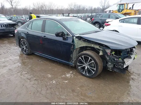 4T1B11HK4JU615139 2018 TOYOTA CAMRY - Image 1