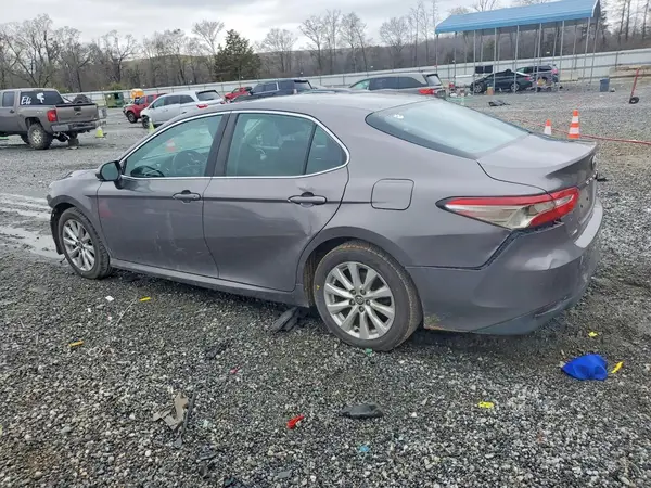 4T1B11HK4JU615562 2018 TOYOTA CAMRY - Image 2