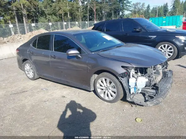 4T1B11HK4JU618235 2018 TOYOTA CAMRY - Image 1