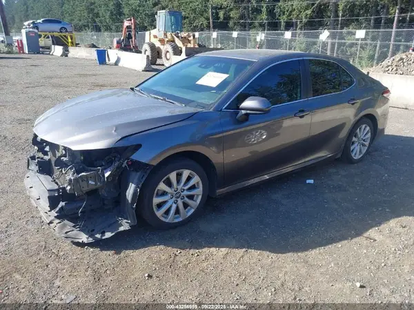 4T1B11HK4JU618235 2018 TOYOTA CAMRY - Image 2