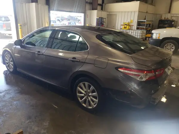 4T1B11HK4JU619322 2018 TOYOTA CAMRY - Image 2