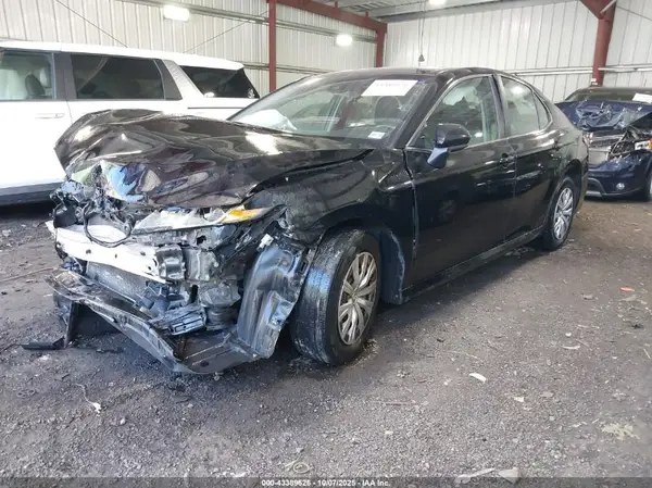 4T1B11HK4JU621345 2018 TOYOTA CAMRY - Image 2
