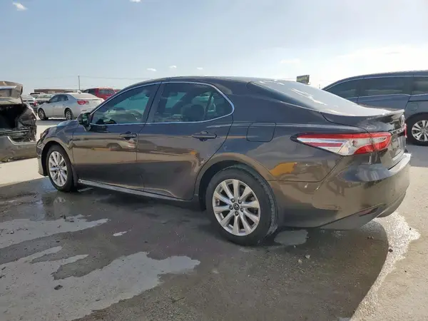 4T1B11HK4JU621930 2018 TOYOTA CAMRY - Image 2