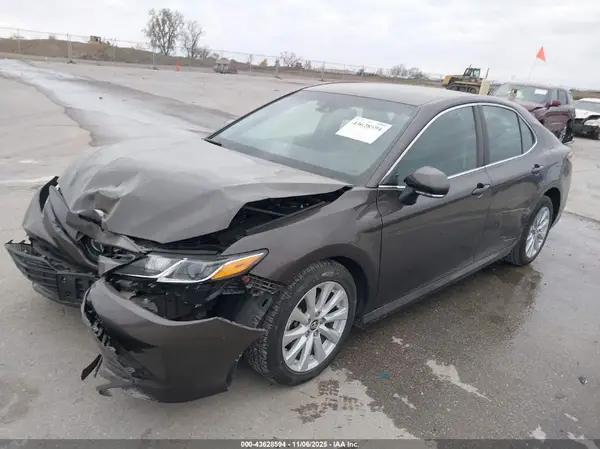 4T1B11HK4JU626111 2018 TOYOTA CAMRY - Image 2