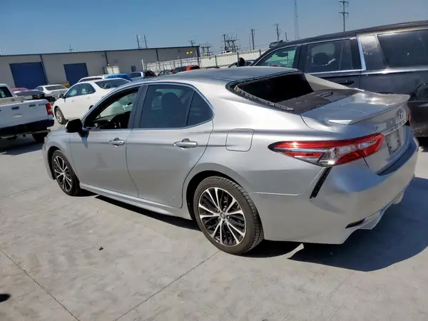4T1B11HK4JU628943 2018 TOYOTA CAMRY - Image 2