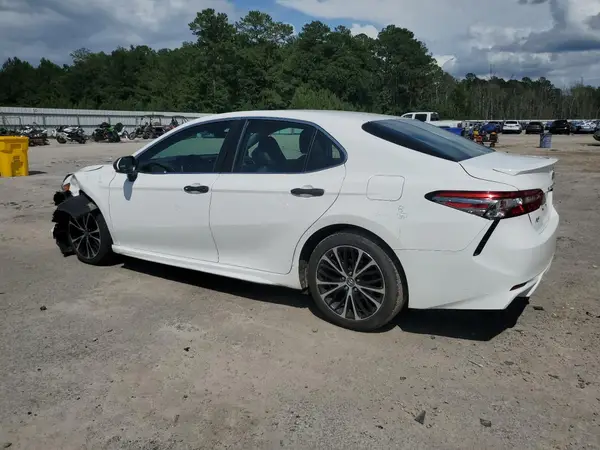 4T1B11HK4JU631325 2018 TOYOTA CAMRY - Image 2