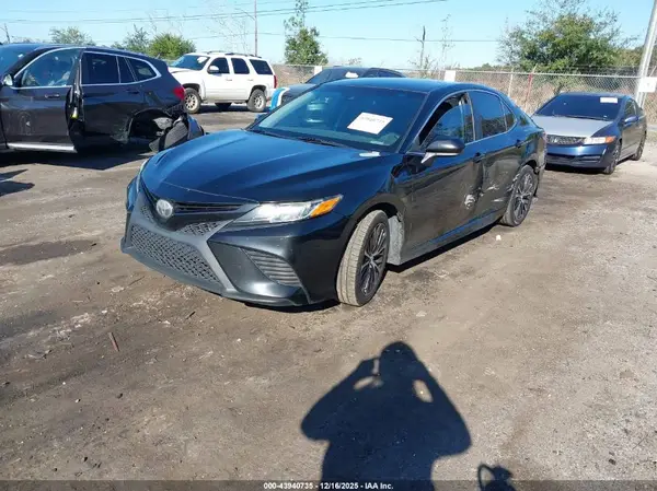 4T1B11HK4JU632183 2018 TOYOTA CAMRY - Image 2