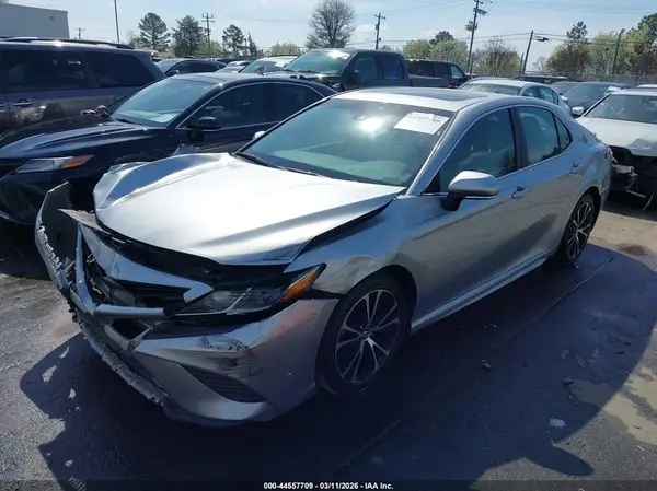 4T1B11HK4JU635889 2018 TOYOTA CAMRY - Image 2