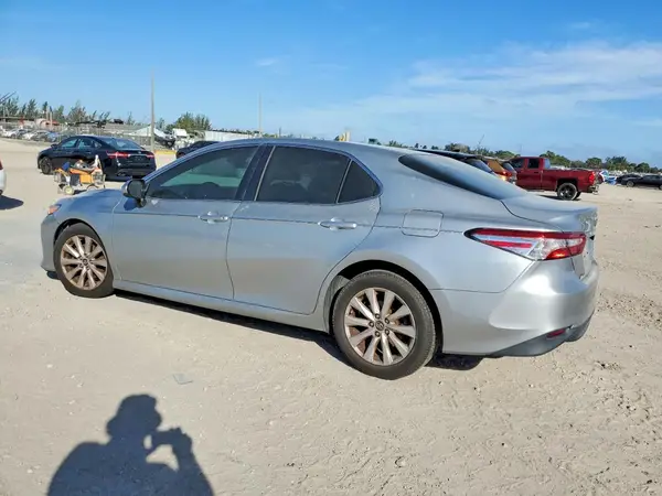 4T1B11HK4JU638095 2018 TOYOTA CAMRY - Image 2