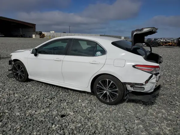4T1B11HK4JU643748 2018 TOYOTA CAMRY - Image 2