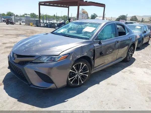 4T1B11HK4JU646584 2018 TOYOTA CAMRY - Image 2