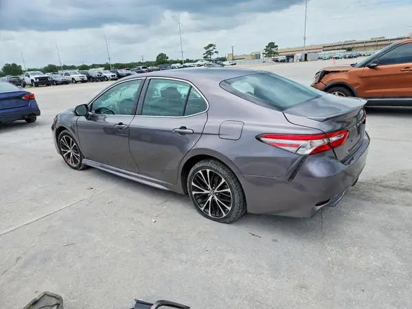 4T1B11HK4JU648318 2018 TOYOTA CAMRY - Image 2