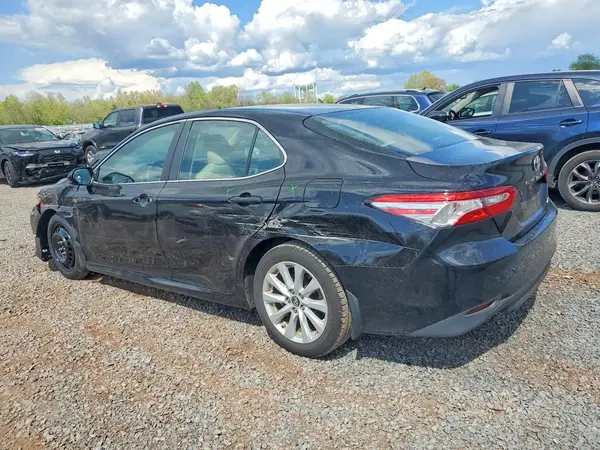 4T1B11HK4JU649680 2018 TOYOTA CAMRY - Image 2