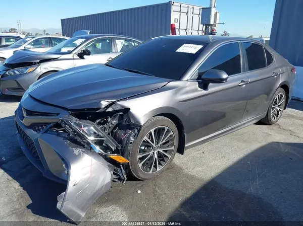 4T1B11HK4JU650229 2018 TOYOTA CAMRY - Image 2