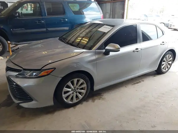 4T1B11HK4JU654927 2018 TOYOTA CAMRY - Image 2