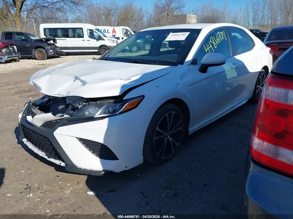 4T1B11HK4JU657973 2018 TOYOTA CAMRY - Image 2