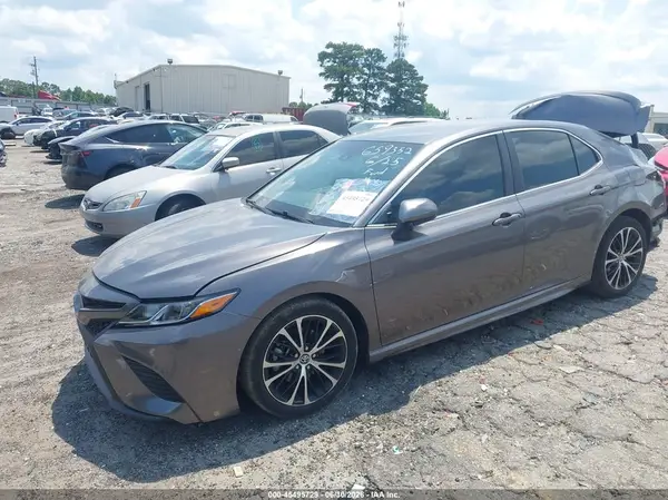 4T1B11HK4JU659352 2018 TOYOTA CAMRY - Image 2