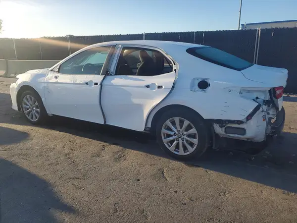 4T1B11HK4JU661764 2018 TOYOTA CAMRY - Image 2